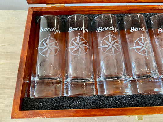 Shotglas set met houten doos, gepersonaliseerd.