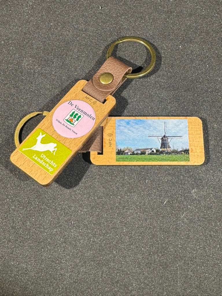 De Veenmolen NFC-sleutelhanger van hout en leer