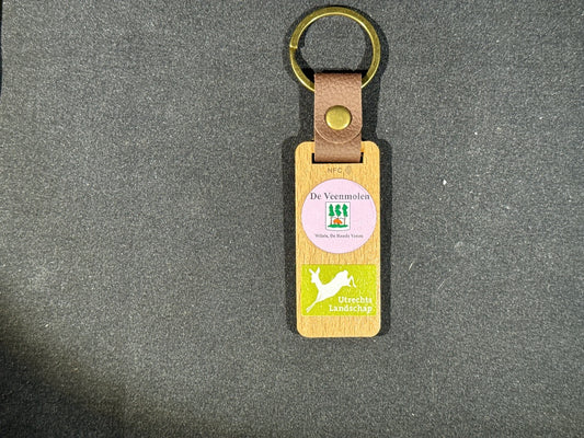 De Veenmolen NFC-sleutelhanger van hout en leer