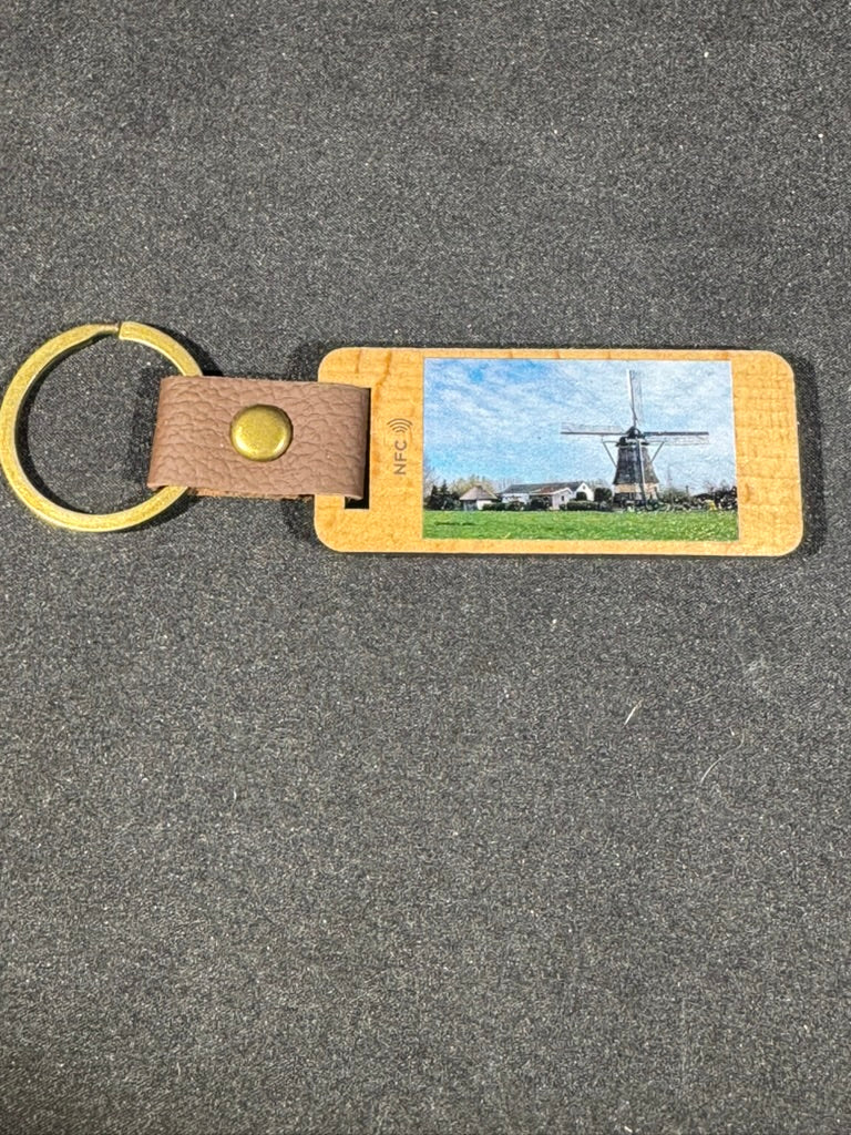 De Veenmolen NFC-sleutelhanger van hout en leer