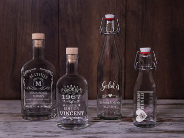 1 Flasche mit eingraviertem Logo