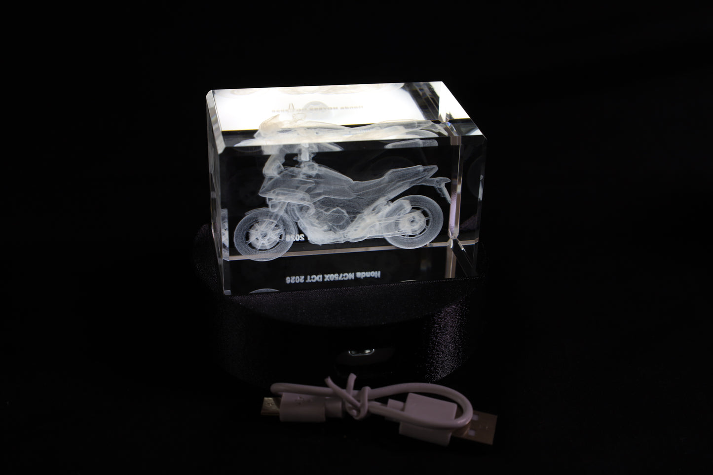 K9 Kristal met 3D Gravure Honda Motor – 50 × 50 × 80 mm