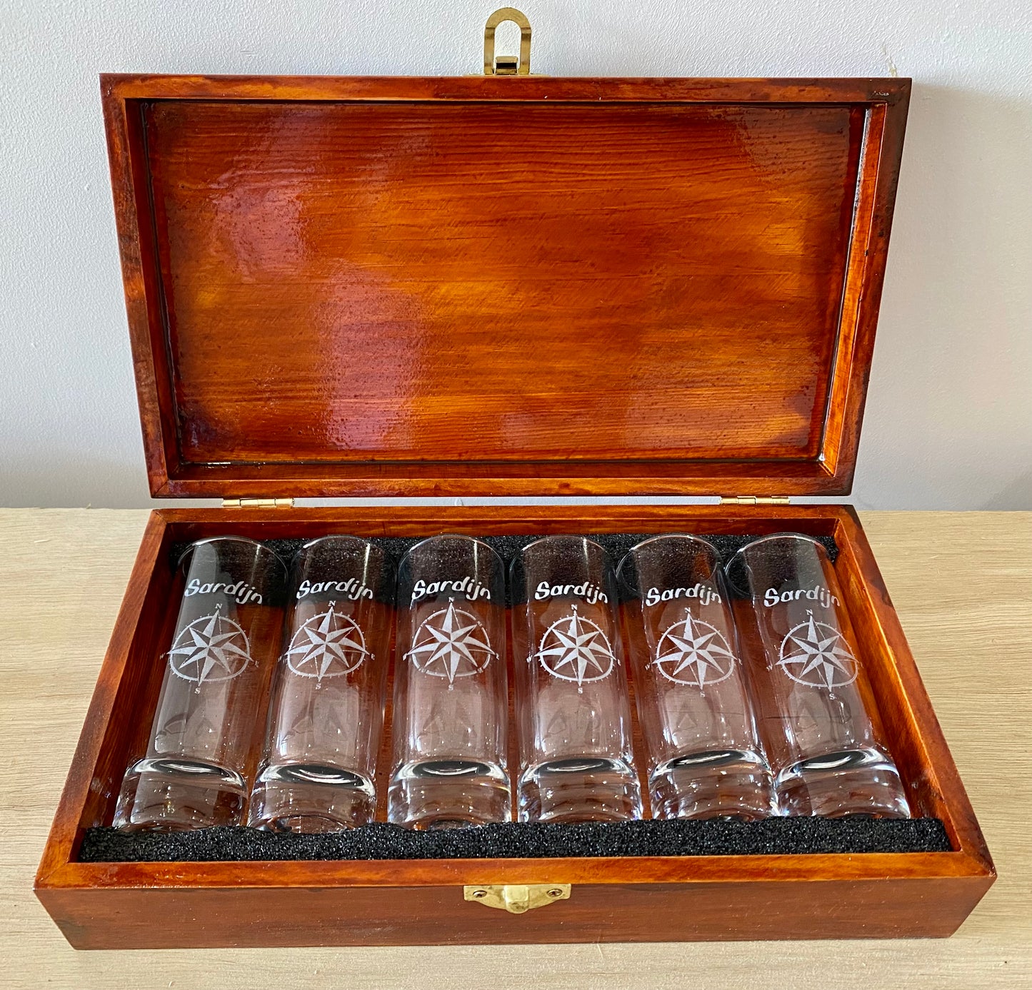 Shotglas set met houten doos, gepersonaliseerd.