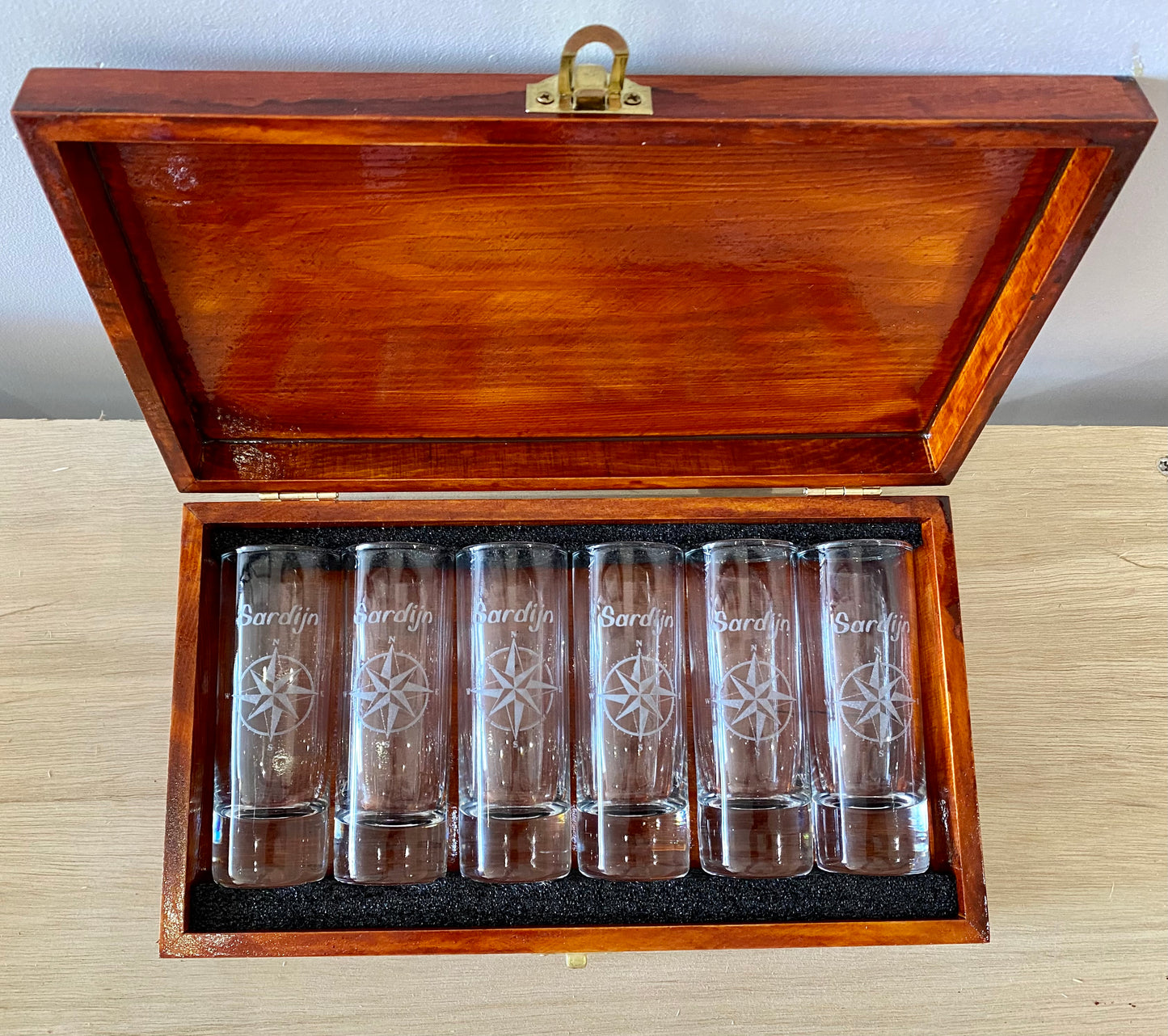 Shotglas set met houten doos, gepersonaliseerd.