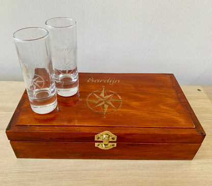 Shotglas set met houten doos, gepersonaliseerd.