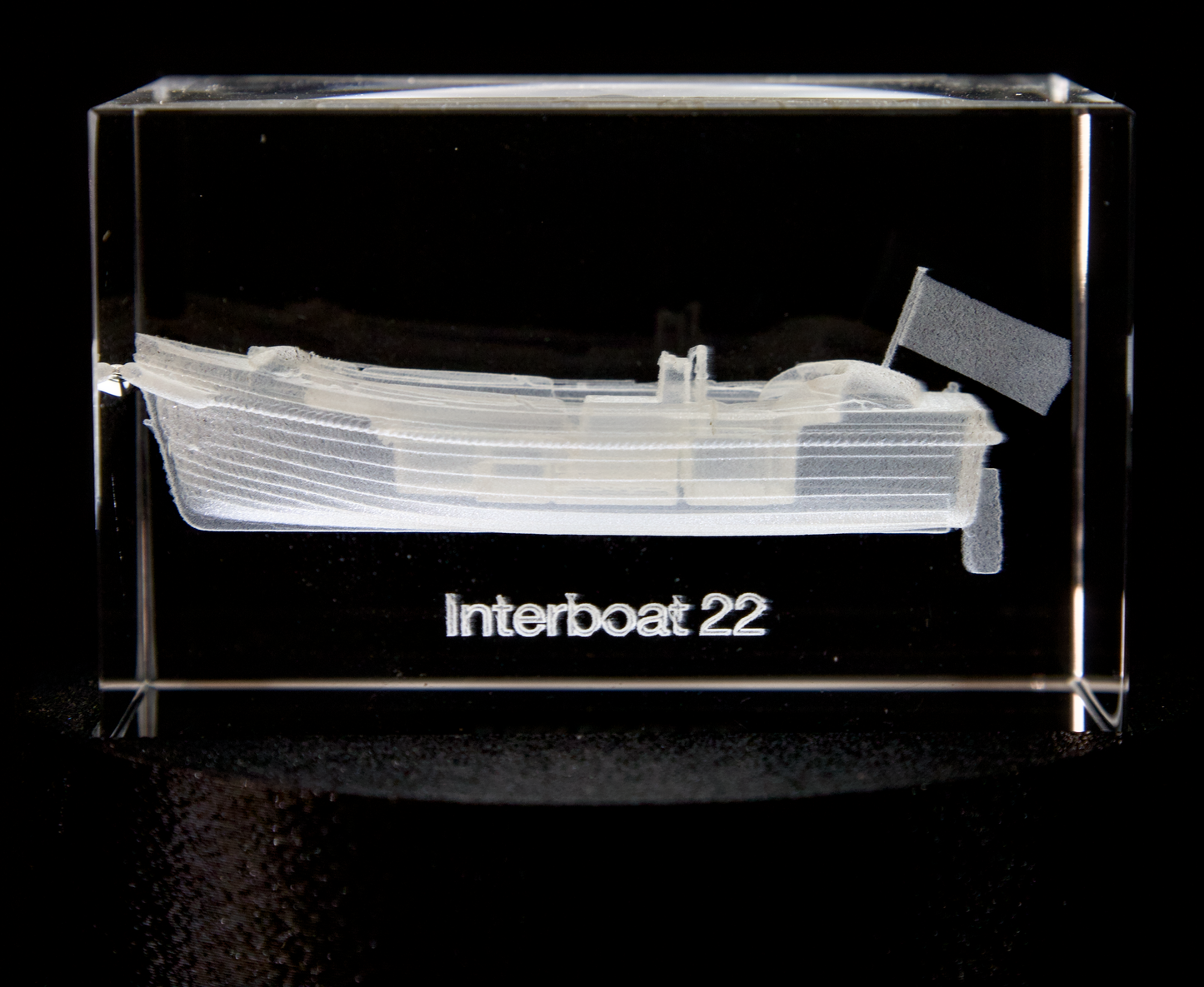 3D gravierte Interboat 22 Schaluppe in Kristall (50x50x80 mm) – Personalisierbar mit Name & Registriernummer + optionaler LED-Lichtsockel
