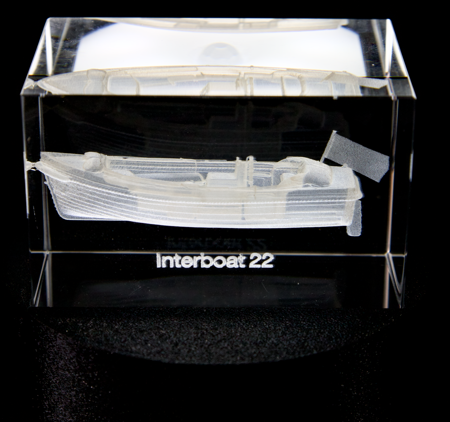 3D gravierte Interboat 22 Schaluppe in Kristall (50x50x80 mm) – Personalisierbar mit Name & Registriernummer + optionaler LED-Lichtsockel