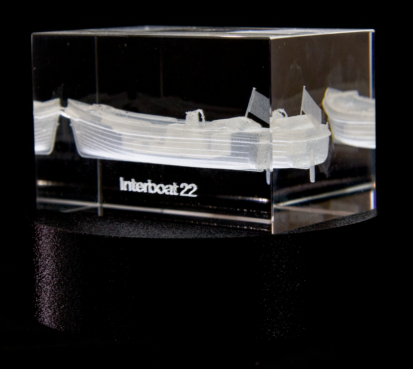 3D gravierte Interboat 22 Schaluppe in Kristall (50x50x80 mm) – Personalisierbar mit Name & Registriernummer + optionaler LED-Lichtsockel