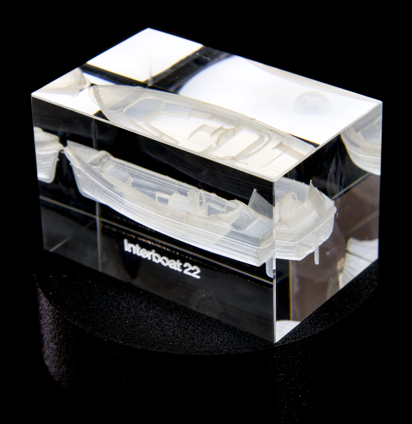 3D gravierte Interboat 22 Schaluppe in Kristall (50x50x80 mm) – Personalisierbar mit Name & Registriernummer + optionaler LED-Lichtsockel