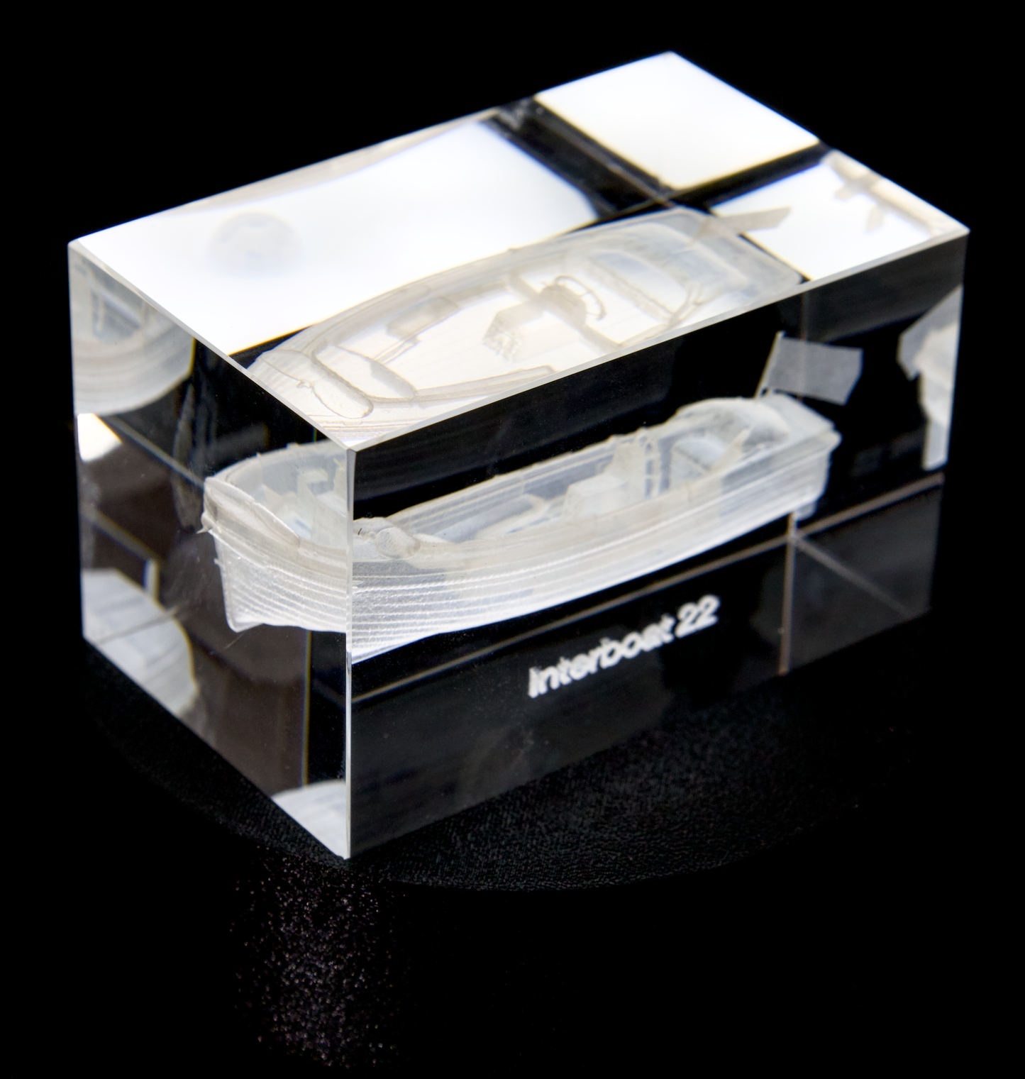 3D gravierte Interboat 22 Schaluppe in Kristall (50x50x80 mm) – Personalisierbar mit Name & Registriernummer + optionaler LED-Lichtsockel
