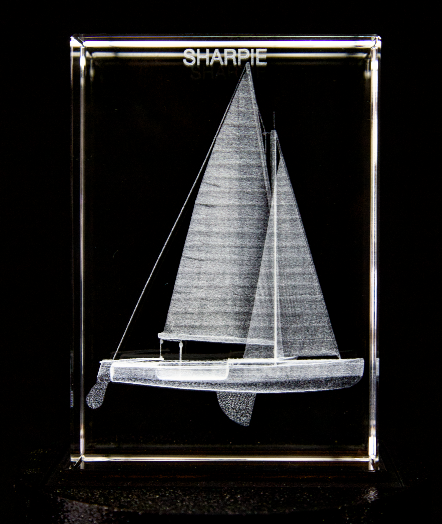 3D-gravierte Sharpie-Segeljacht im Kristall (70x30x100 mm) - Personalisierbar mit Name & Segelnummer + Optionaler LED-Leuchtsockel