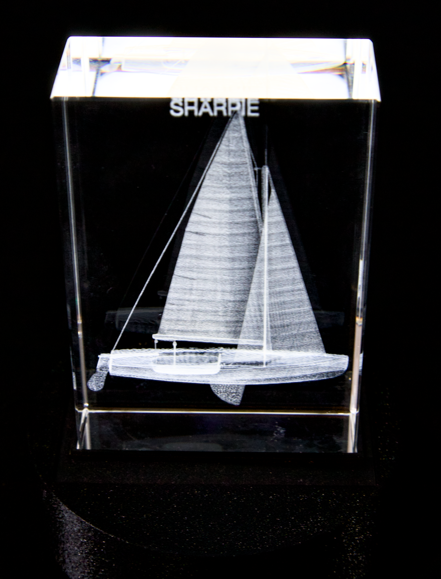 3D-gravierte Sharpie-Segeljacht im Kristall (70x30x100 mm) - Personalisierbar mit Name & Segelnummer + Optionaler LED-Leuchtsockel