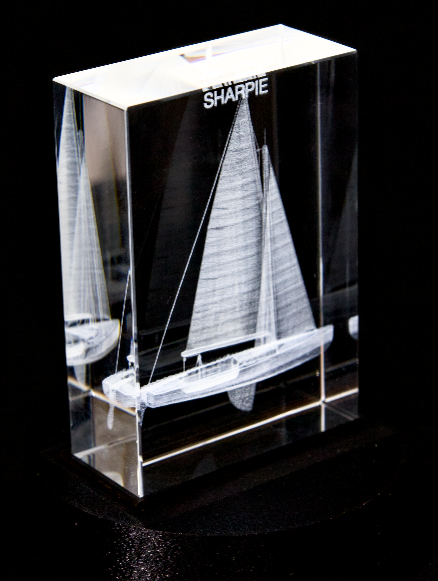 3D-gravierte Sharpie-Segeljacht im Kristall (70x30x100 mm) - Personalisierbar mit Name & Segelnummer + Optionaler LED-Leuchtsockel